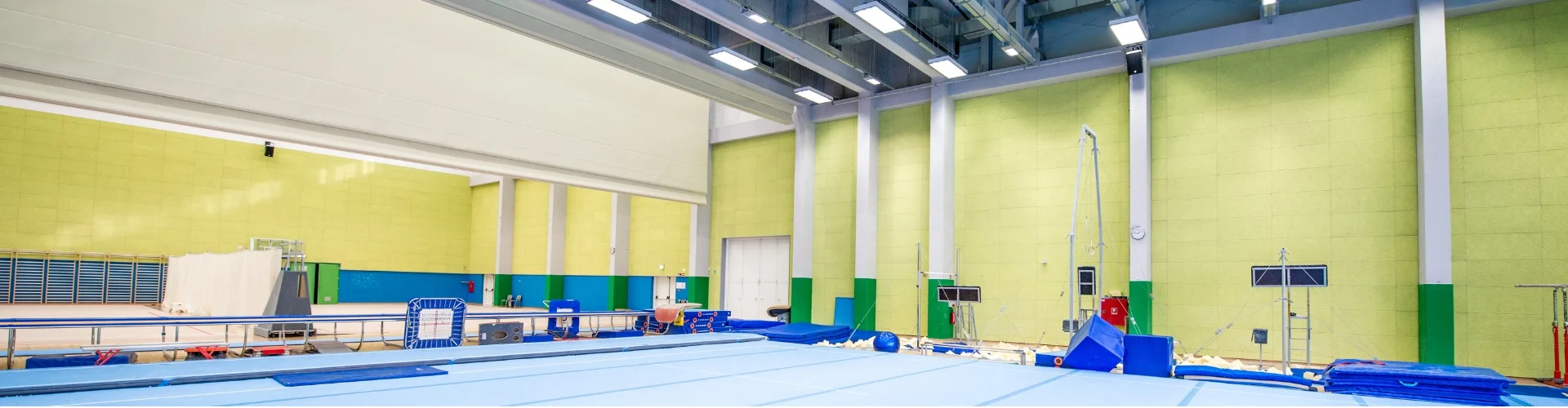 Cortinas separadoras de espacios deportivos